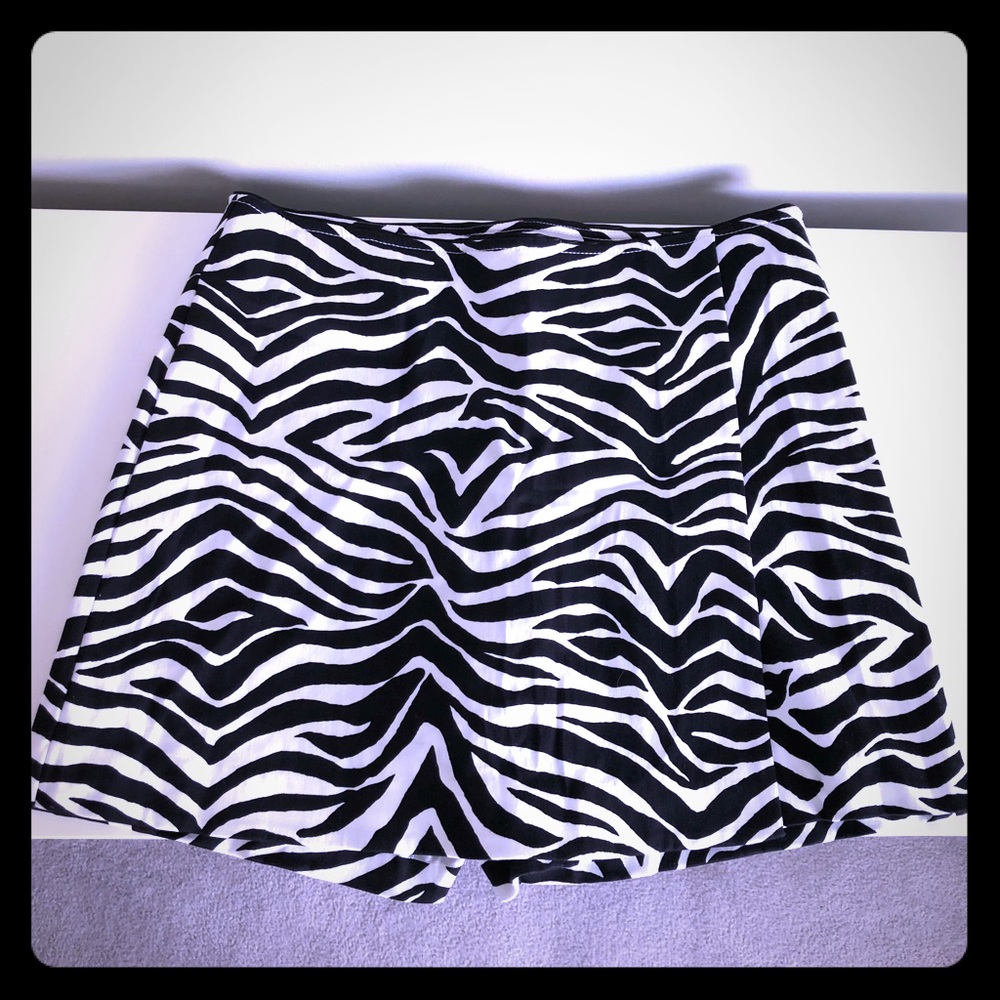 White House Black Market Skort